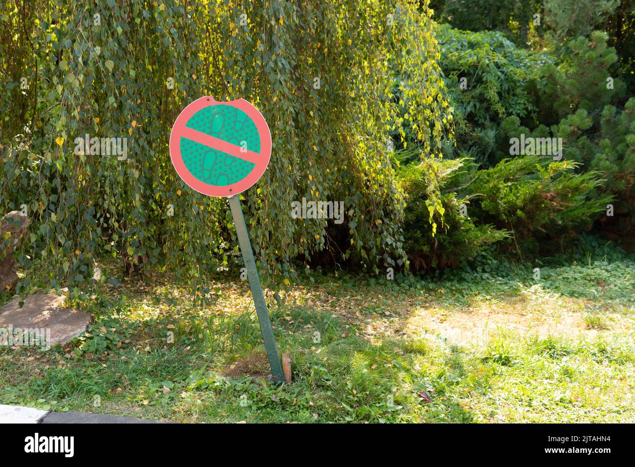 Grassymbol gehen Symbol Rasen Warnung stoppen Natur rot, von Hintergrund weiß für Design für Sicherheit Kreis, Hund Blumen. Feldmeldung zulässig, Stockfoto
