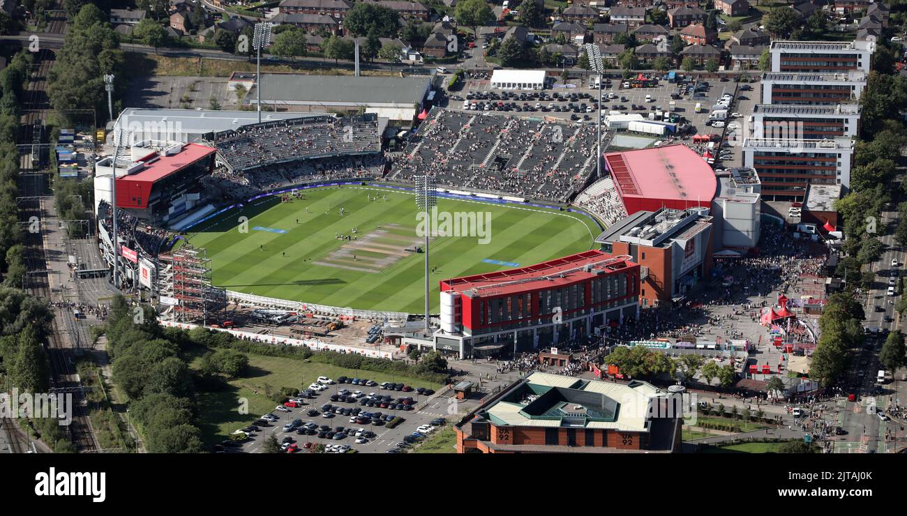 Luftaufnahme des Emirates Old Trafford Cricket Ground in Manchester, aufgenommen kurz vor Beginn des 1. Spieltages England gegen Südafrika Stockfoto