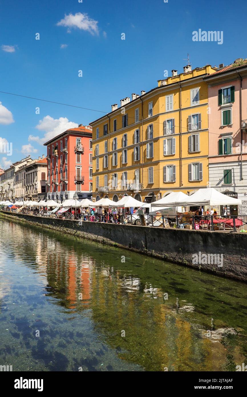 Mailand, Italien - 24. Juni 2022: Vertikaler Blick auf Naviglio Grande in der Lombardei. Farbenfrohe Architektur mit blauem Himmel während des Sommertages. Stockfoto