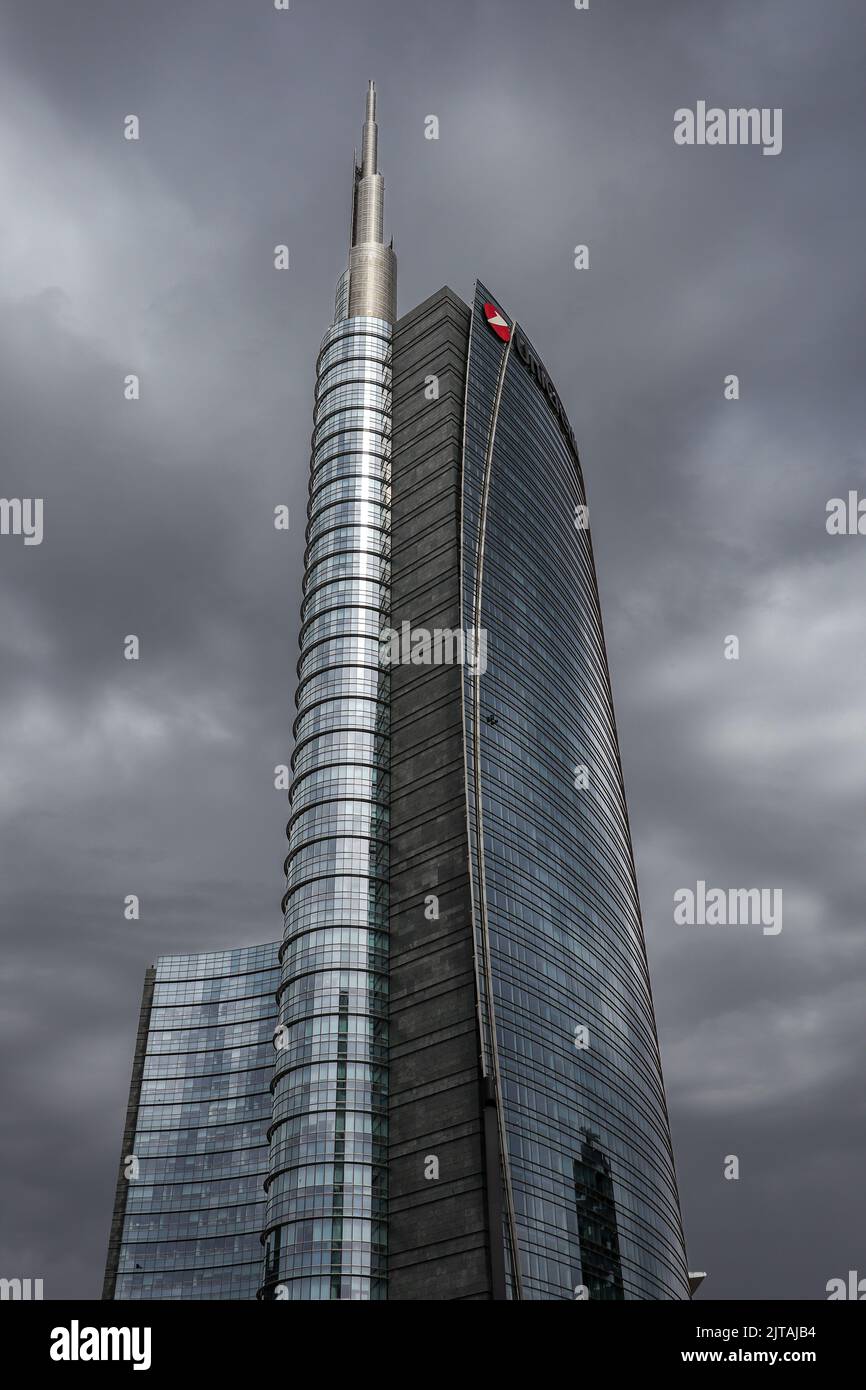 Mailand, Italien – 26. Juni 2022: Vertikale Architektur des UniCredit Tower in der Lombardei. Glasarchitektur im Viertel Porta Nuova mit dramatischem Wolkenhimmel. Stockfoto