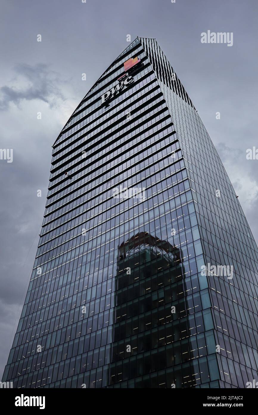 Mailand, Italien - 26. Juni 2022: Vertikale Architektur des PWC-Büros in der Lombardei. Glasgebäude in Tre Torri mit wolkenverdecktem Himmel. Stockfoto