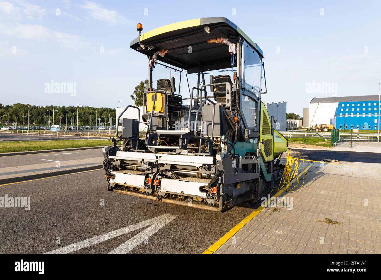 Industrielle Asphalt Straße Baumaschinen. Kaunas, Litauen, 22. August 2022 Stockfoto