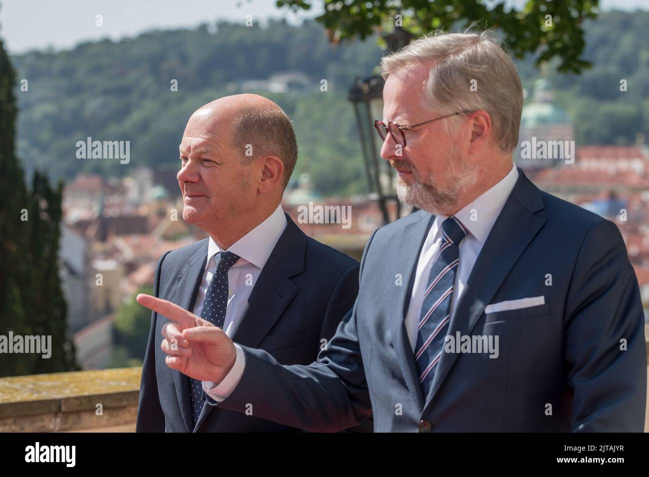 Prag, Tschechische Republik. 29. August 2022. Bundeskanzler Olaf Scholz (R) und tschechischer Premierminister Petr Fiala (L) vor einem gemeinsamen Treffen in Prag. Olaf Scholz (SPD) ist zum ersten Mal in Tschechien zu Besuch, wo er mit seinem tschechischen Amtskollegen die aktuelle Lage in der Ukraine, die Energiesicherheit der Europäischen Union und die Beziehungen zwischen Deutschland und Tschechien diskutiert. (Foto von Tomas Tkacik/SOPA Images/Sipa USA) Quelle: SIPA USA/Alamy Live News Stockfoto
