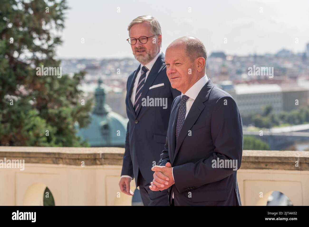 Prag, Tschechische Republik. 29. August 2022. Bundeskanzler Olaf Scholz (R) und tschechischer Premierminister Petr Fiala (L) vor einem gemeinsamen Treffen in Prag. Olaf Scholz (SPD) ist zum ersten Mal in Tschechien zu Besuch, wo er mit seinem tschechischen Amtskollegen die aktuelle Lage in der Ukraine, die Energiesicherheit der Europäischen Union und die Beziehungen zwischen Deutschland und Tschechien diskutiert. (Foto von Tomas Tkacik/SOPA Images/Sipa USA) Quelle: SIPA USA/Alamy Live News Stockfoto