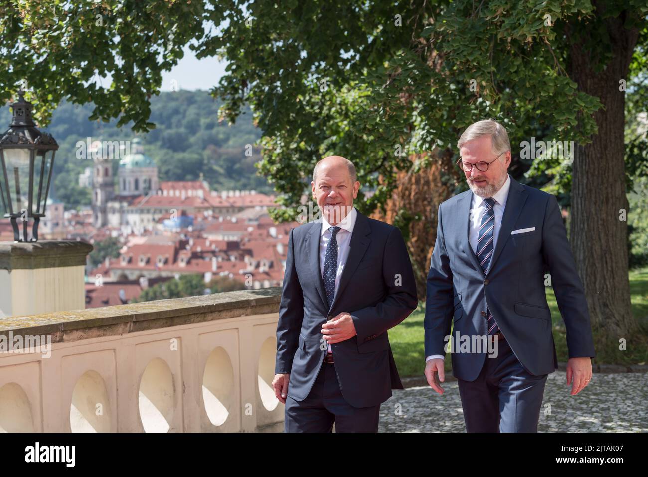 Prag, Tschechische Republik. 29. August 2022. Bundeskanzler Olaf Scholz (R) und tschechischer Premierminister Petr Fiala (L) vor einem gemeinsamen Treffen in Prag. Olaf Scholz (SPD) ist zum ersten Mal in Tschechien zu Besuch, wo er mit seinem tschechischen Amtskollegen die aktuelle Lage in der Ukraine, die Energiesicherheit der Europäischen Union und die Beziehungen zwischen Deutschland und Tschechien diskutiert. (Foto von Tomas Tkacik/SOPA Images/Sipa USA) Quelle: SIPA USA/Alamy Live News Stockfoto