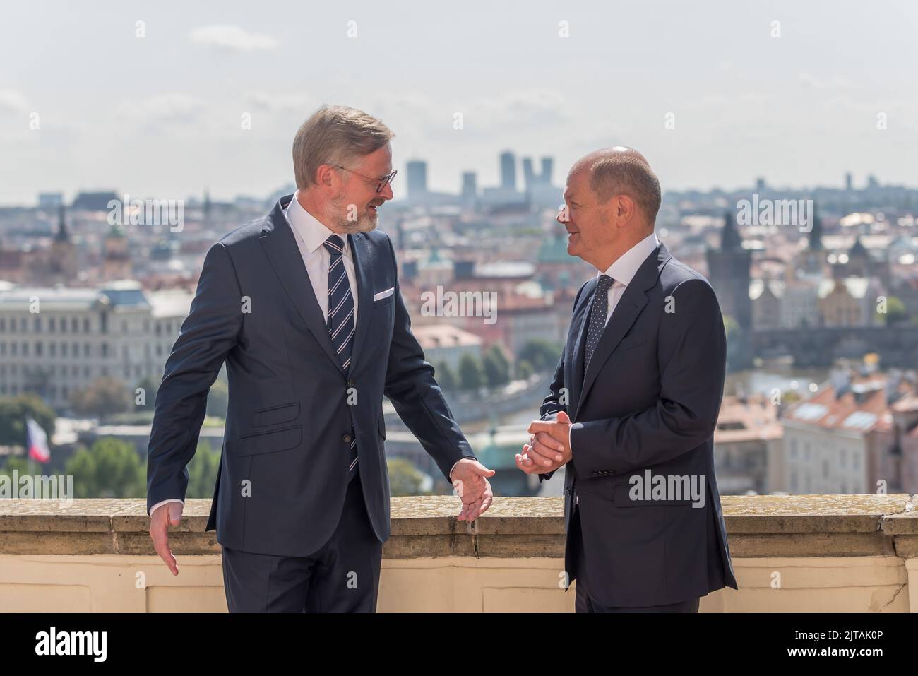 Prag, Tschechische Republik. 29. August 2022. Bundeskanzler Olaf Scholz (R) und tschechischer Premierminister Petr Fiala (L) vor dem gemeinsamen Treffen in Prag. Olaf Scholz (SPD) ist zum ersten Mal in Tschechien zu Besuch, wo er mit seinem tschechischen Amtskollegen die aktuelle Lage in der Ukraine, die Energiesicherheit der Europäischen Union und die Beziehungen zwischen Deutschland und Tschechien diskutiert. (Foto von Tomas Tkacik/SOPA Images/Sipa USA) Quelle: SIPA USA/Alamy Live News Stockfoto