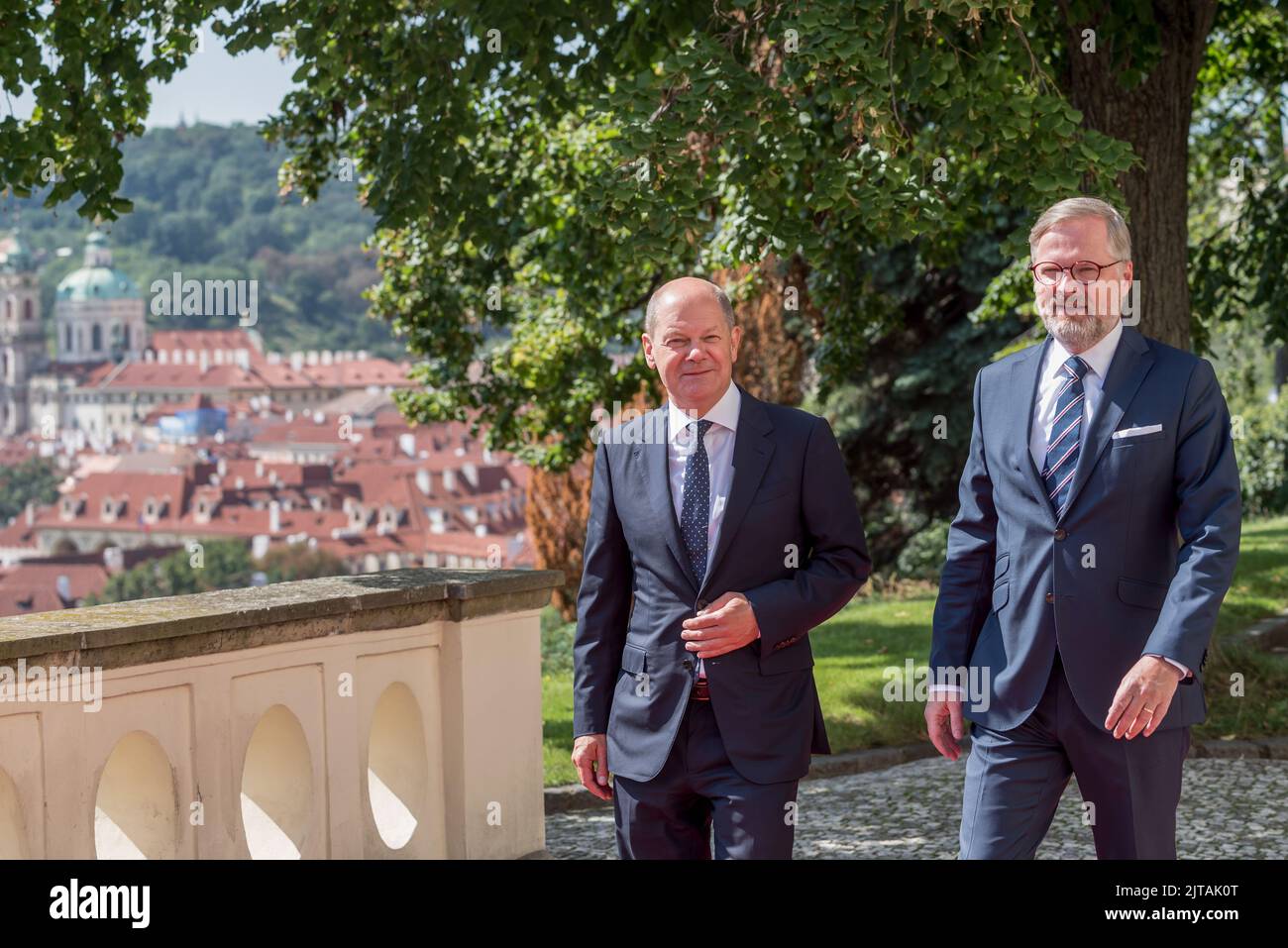 Prag, Tschechische Republik. 29. August 2022. Bundeskanzler Olaf Scholz (R) und tschechischer Premierminister Petr Fiala (L) vor einem gemeinsamen Treffen in Prag. Olaf Scholz (SPD) ist zum ersten Mal in Tschechien zu Besuch, wo er mit seinem tschechischen Amtskollegen die aktuelle Lage in der Ukraine, die Energiesicherheit der Europäischen Union und die Beziehungen zwischen Deutschland und Tschechien diskutiert. (Foto von Tomas Tkacik/SOPA Images/Sipa USA) Quelle: SIPA USA/Alamy Live News Stockfoto