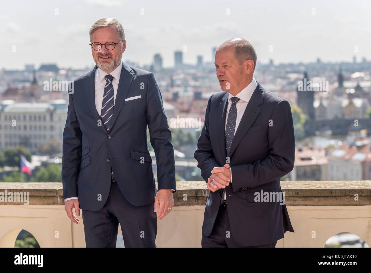 Prag, Tschechische Republik. 29. August 2022. Bundeskanzler Olaf Scholz (R) und tschechischer Premierminister Petr Fiala (L) vor dem gemeinsamen Treffen in Prag. Olaf Scholz (SPD) ist zum ersten Mal in Tschechien zu Besuch, wo er mit seinem tschechischen Amtskollegen die aktuelle Lage in der Ukraine, die Energiesicherheit der Europäischen Union und die Beziehungen zwischen Deutschland und Tschechien diskutiert. (Foto von Tomas Tkacik/SOPA Images/Sipa USA) Quelle: SIPA USA/Alamy Live News Stockfoto