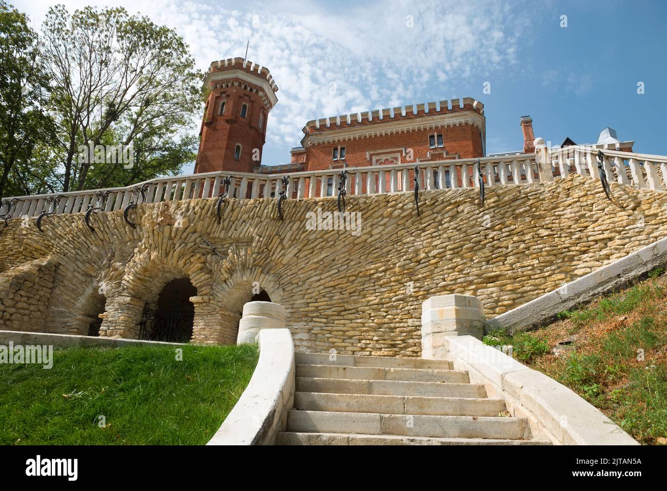 Ramon, Region Woronesch, Russland. 19. August 2021. Treppen zum unteren