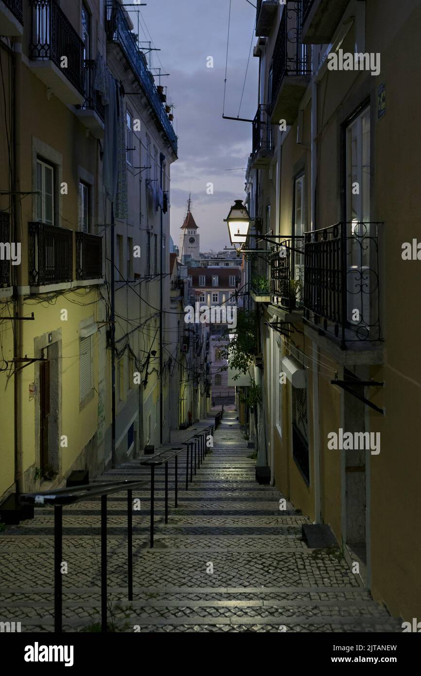 Treppe in einer engen Gasse kurz vor Sonnenaufgang, Lissabon, Portugal Stockfoto
