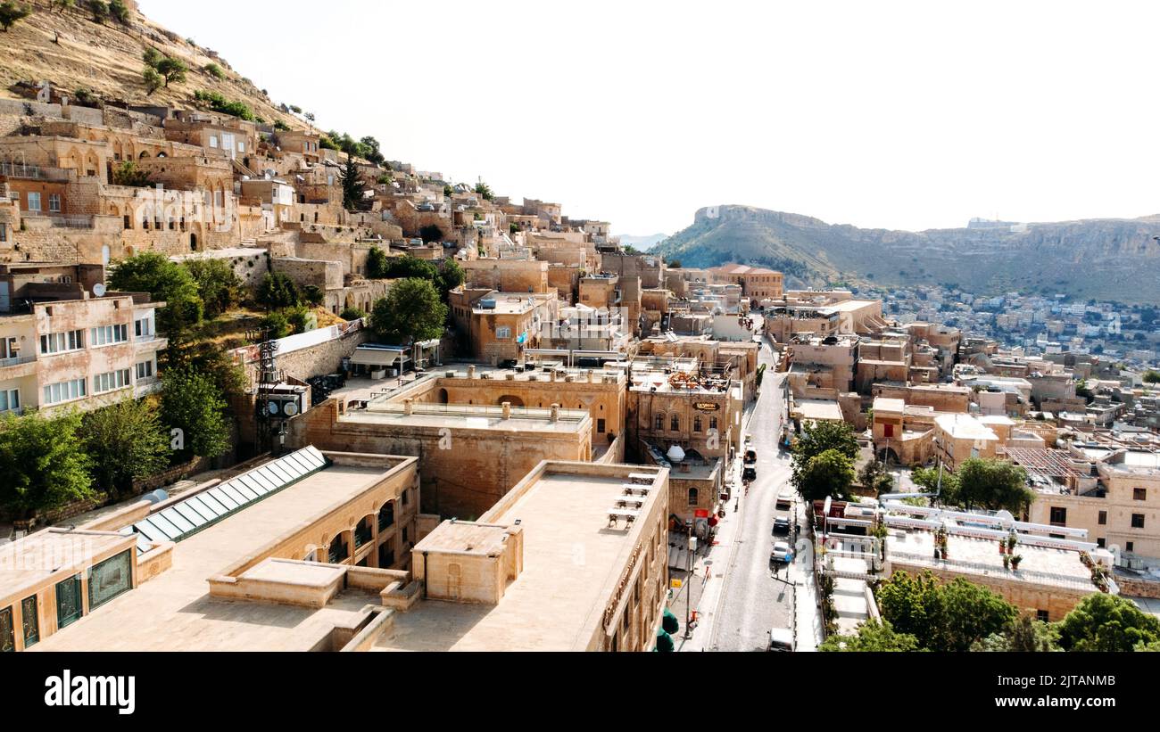Luftdrohnenansicht zu den Straßen der antiken Stadt Mardin, Mesopotamien, Türkei. Mardin Stadtbild mit Dächern und Minaretten in der Altstadt Stockfoto