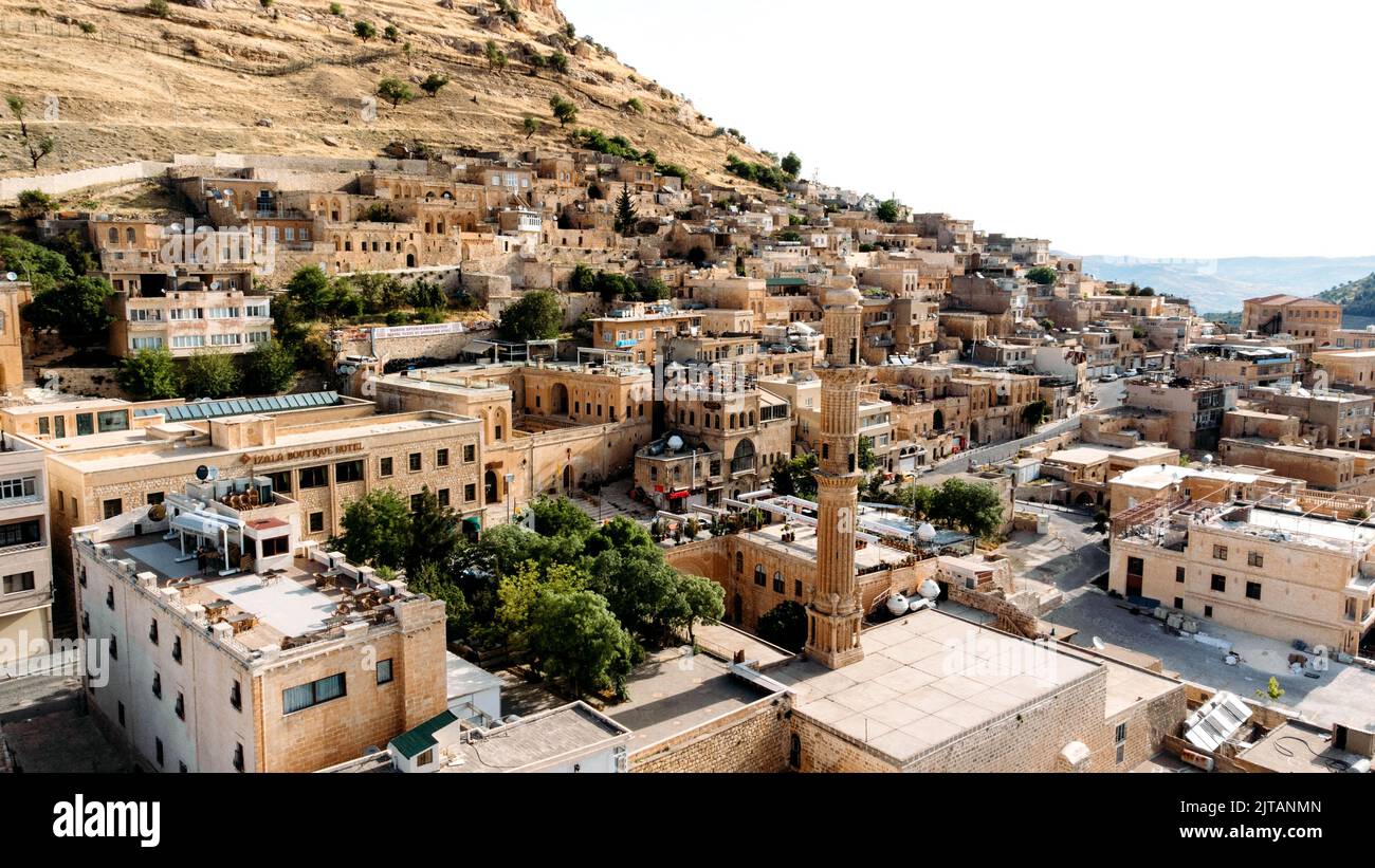 Luftdrohnenansicht zu den Straßen der antiken Stadt Mardin, Mesopotamien, Türkei. Mardin Stadtbild mit Dächern und Minaretten in der Altstadt Stockfoto