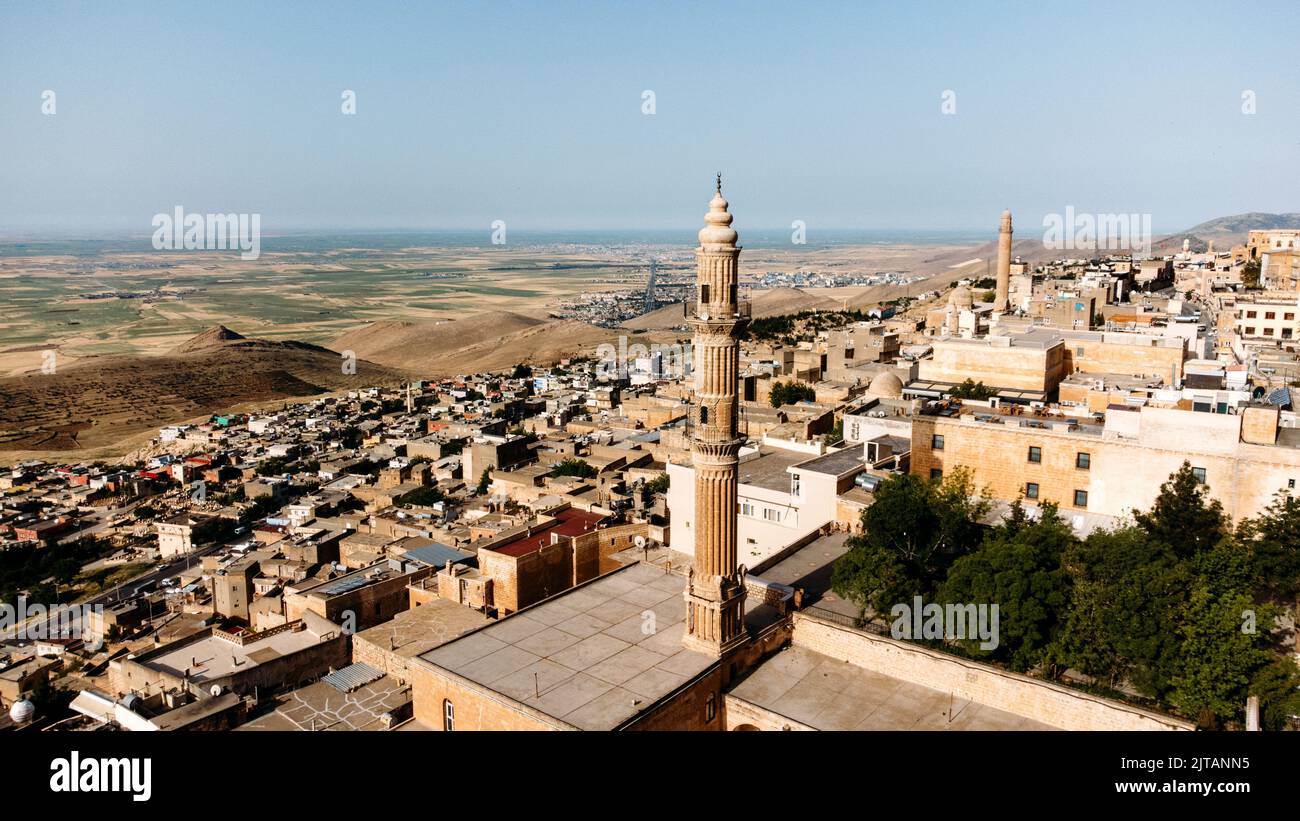 Luftdrohnenansicht zu den Straßen der antiken Stadt Mardin, Mesopotamien, Türkei. Mardin Stadtbild mit Dächern und Minaretten in der Altstadt Stockfoto