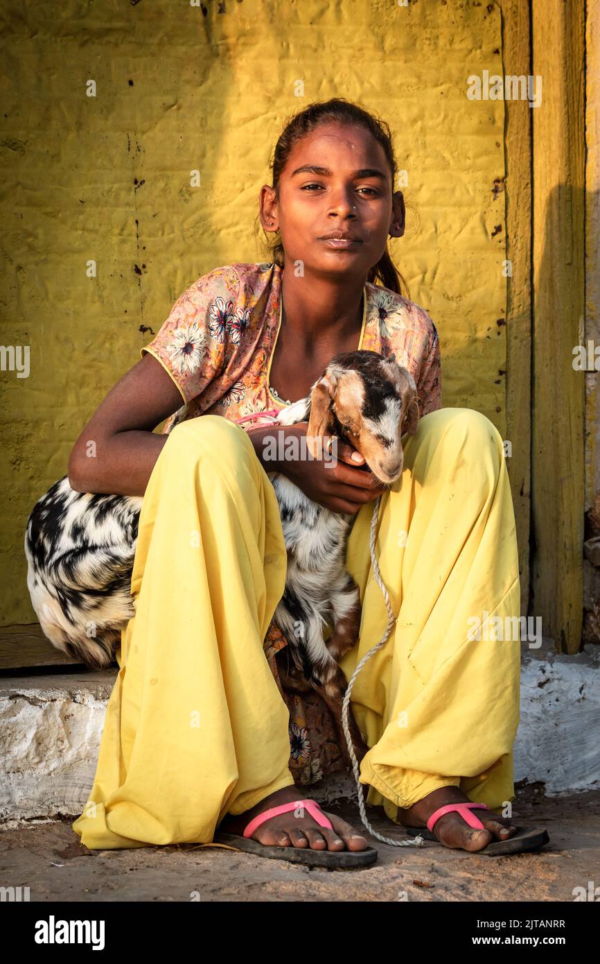 Porträt eines indischen Mädchens mit einer Ziege, Jaisalmer, Rajasthan, Indien Stockfoto
