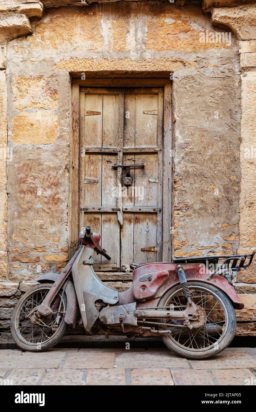 Verlassene Motorrad, Jaisalmer, Rajasthan, Indien Stockfoto