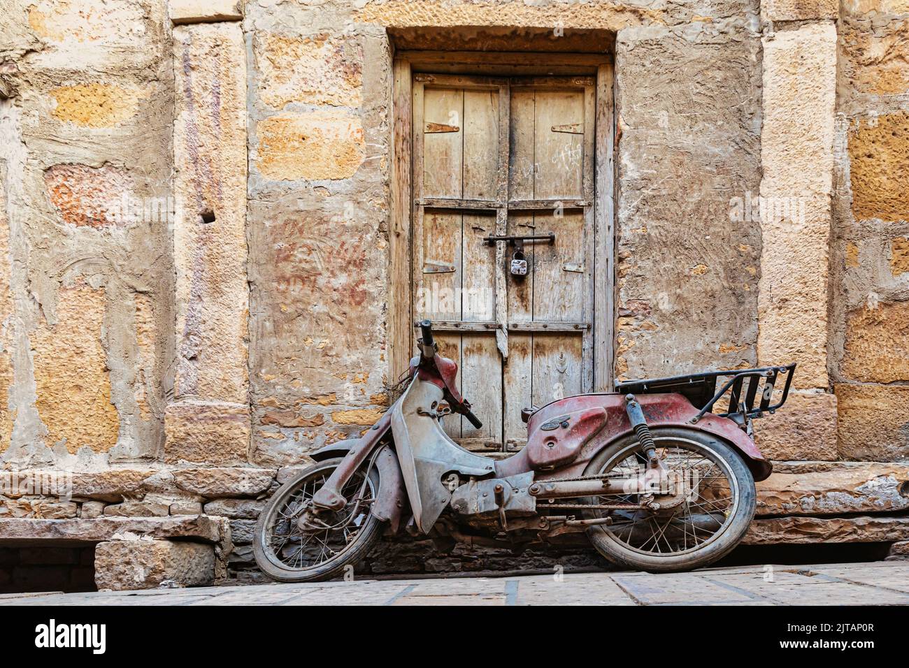 Verlassene Motorrad, Jaisalmer, Rajasthan, Indien Stockfoto