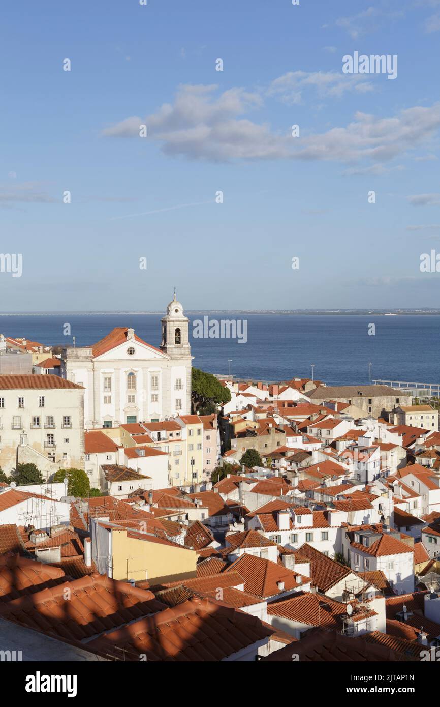 Blick auf die Kirche Santo Estevao und den Stadtteil Alfama, Lissabon, Portugal Stockfoto