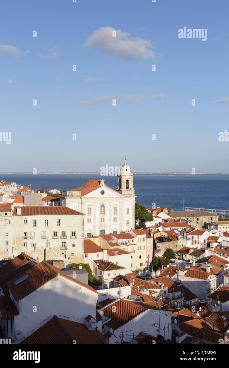 Blick auf die Kirche Santo Estevao und den Stadtteil Alfama, Lissabon, Portugal Stockfoto