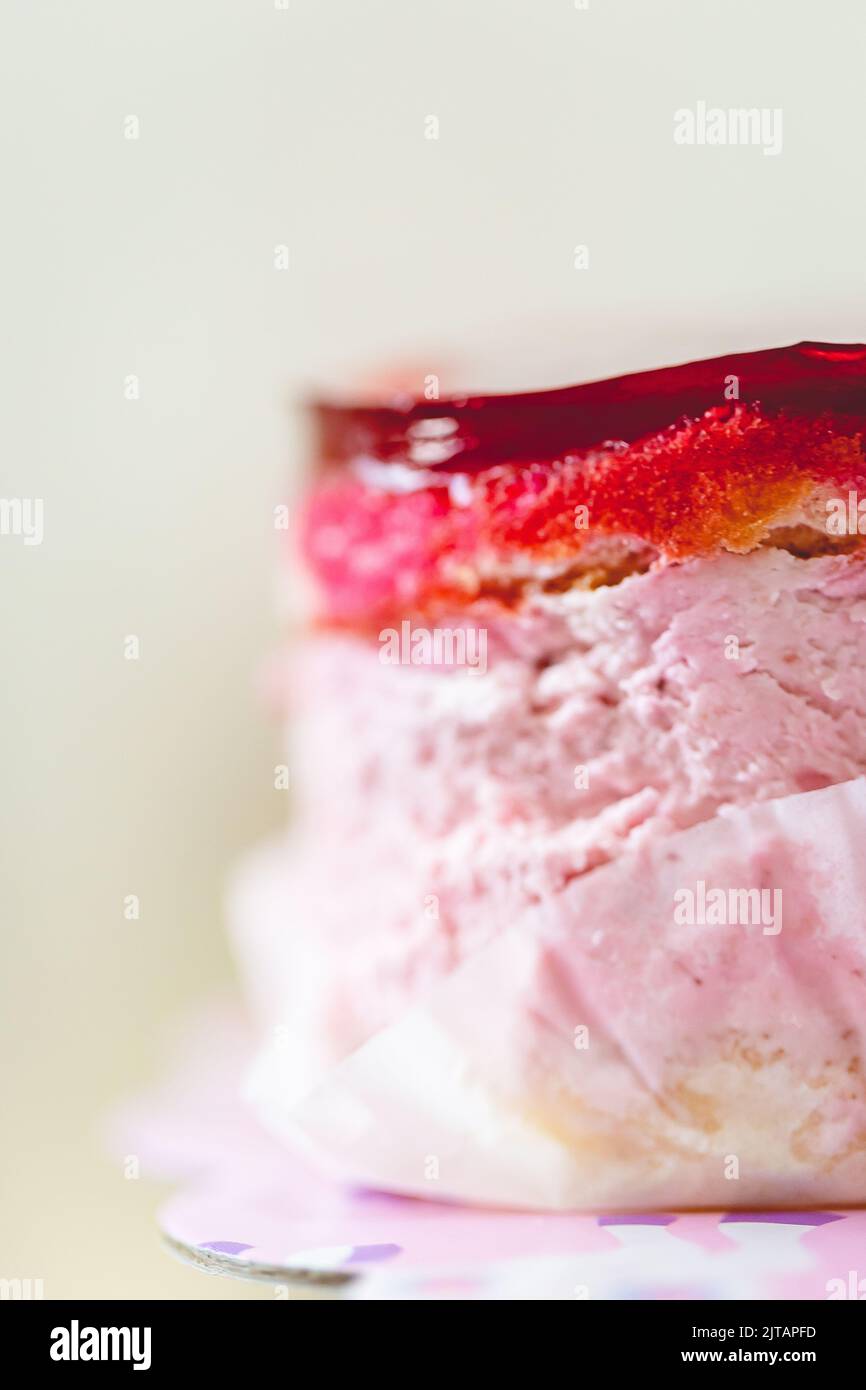 Eine vertikale Nahaufnahme eines leckeren Erdbeer-Mousse-Kuchens Stockfoto