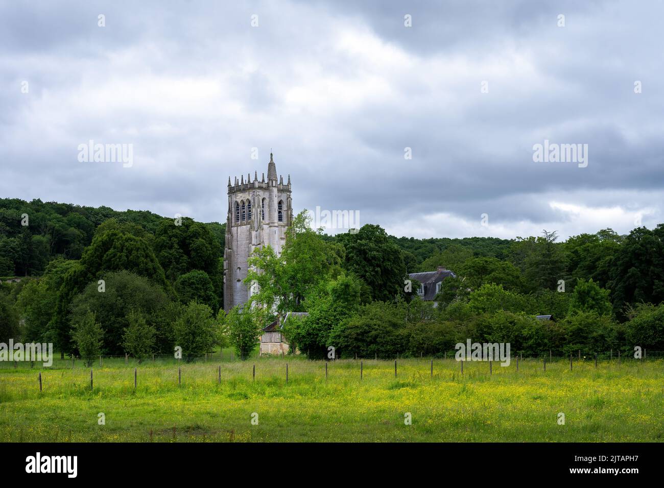 St. Nicolas Turm in der Abtei Notre-Dame du Bec Benedectine an einem bewölkten Frühlingsnachmittag, Le bec-Hellouin, Normandie, Frankreich Stockfoto