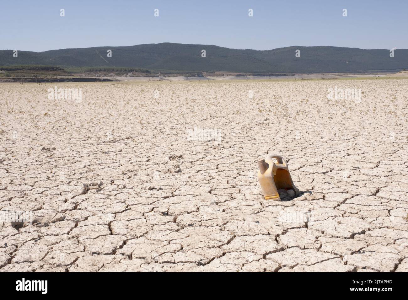 Trockenheit und Rückstände in der gerissenen Erde, Konzept des Klimawandels Stockfoto