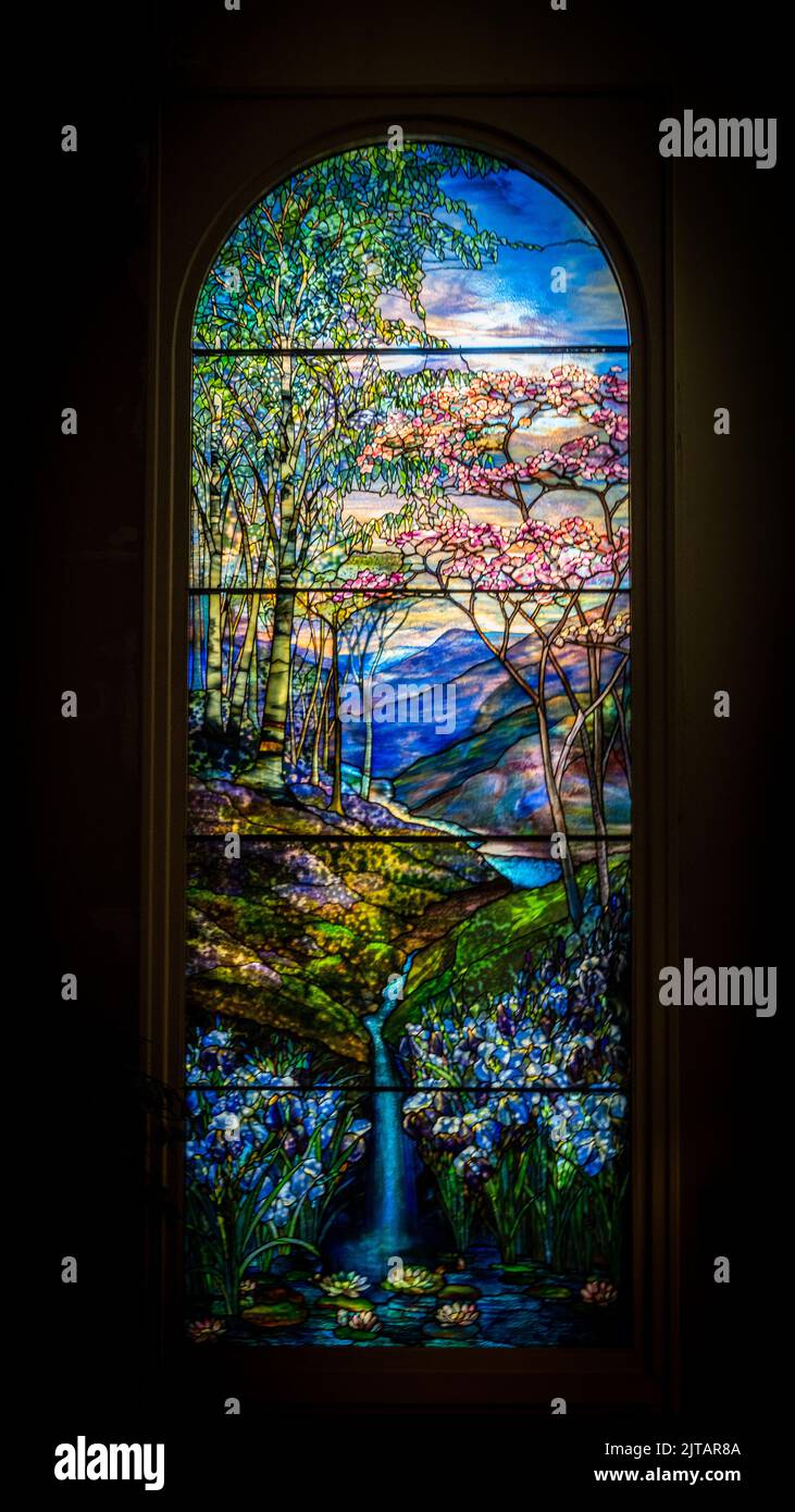 Albany, NY USA - 6. Juli 2016: Innenansicht des Louis Comfort Tiffany Buntglasfensters mit Wasserfallszene. Stockfoto