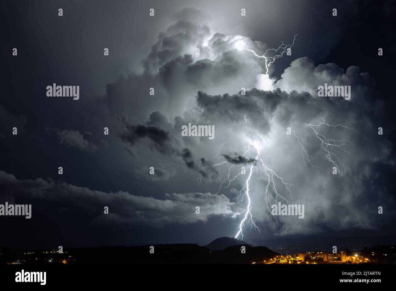 Nachts trifft ein großer Blitz auf den Boden Stockfoto