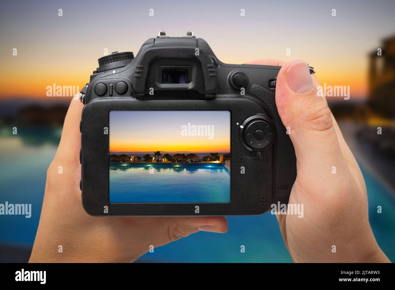 Rückseite der DSLR-Digitalkamera. Kamera mit Schwimmbad und Sonnenuntergang, Reisefoto Stockfoto