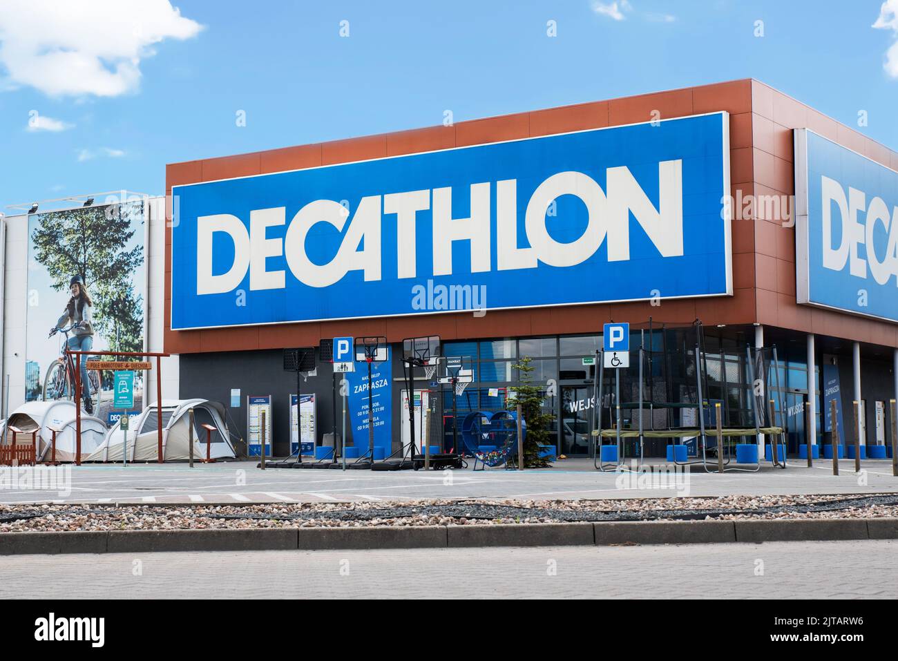 Breslau, Polen - 29. MAI 2022: Eingang zum Decathlon-Laden. Decathlon ist ein französischer Sportartikelhändler. Stockfoto