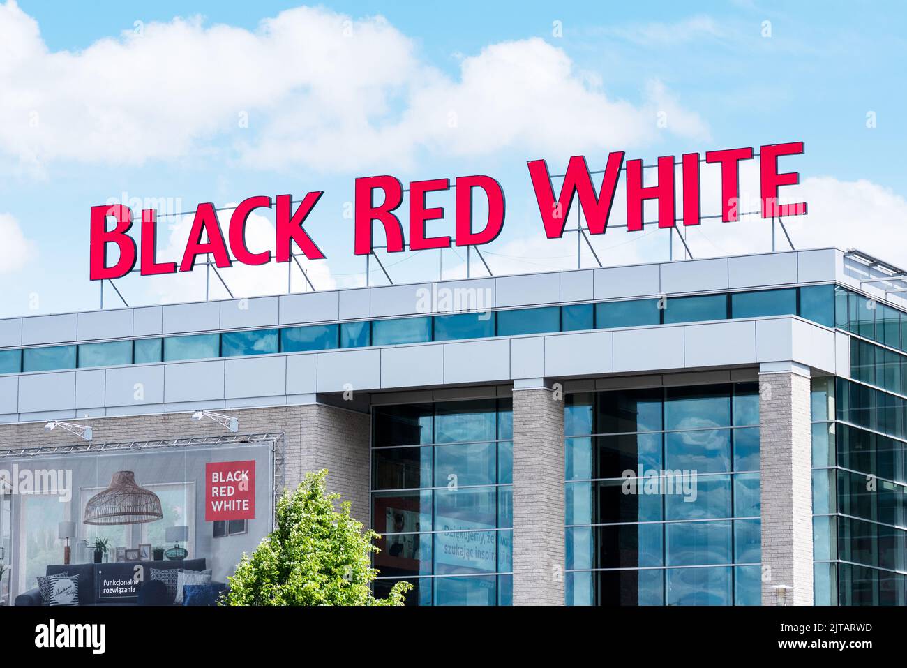 Wroclaw, Polen - 29. MAI 2022: Sign Black Red White Furniture Store Stockfoto