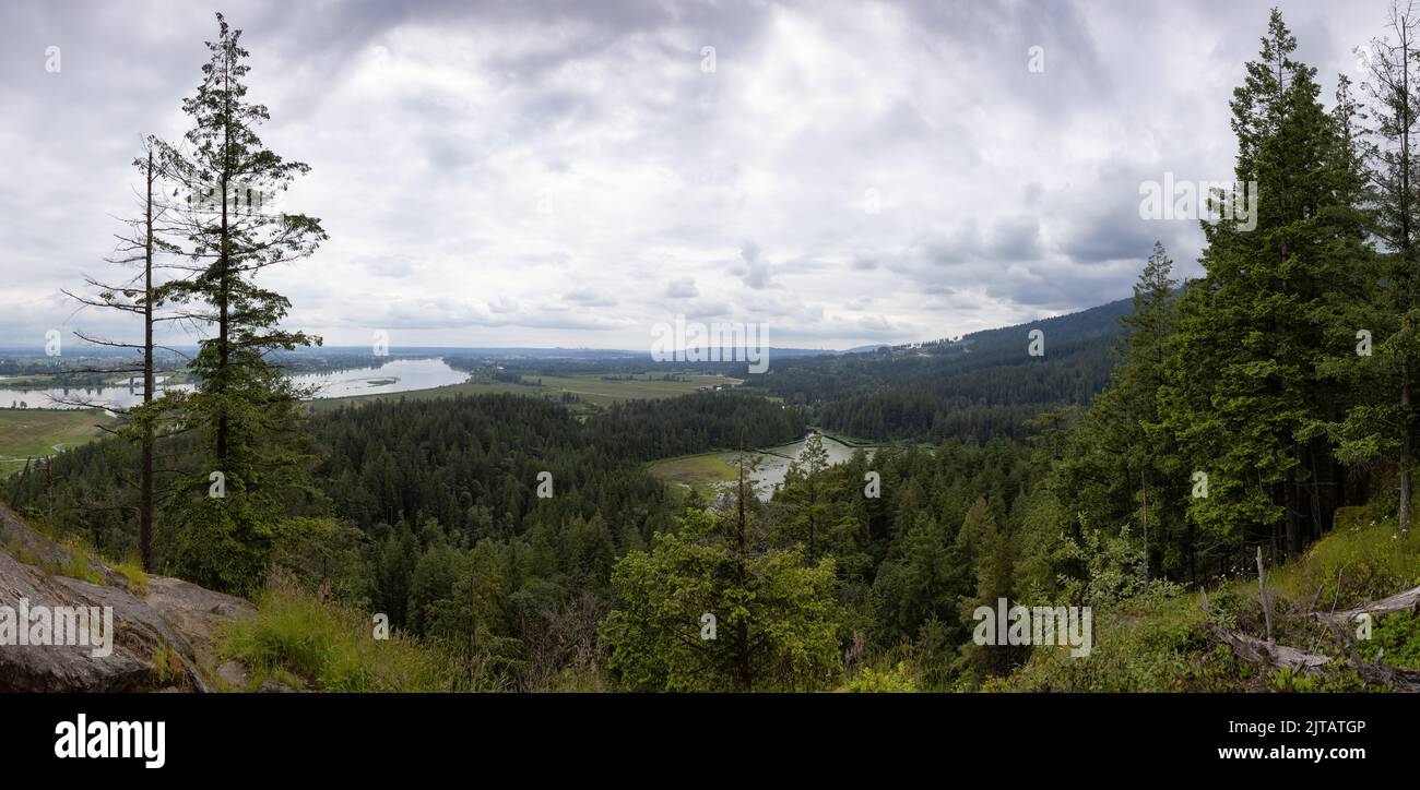 Panoramablick auf die kanadische Naturlandschaft mit der Stadt im Hintergrund. Stockfoto