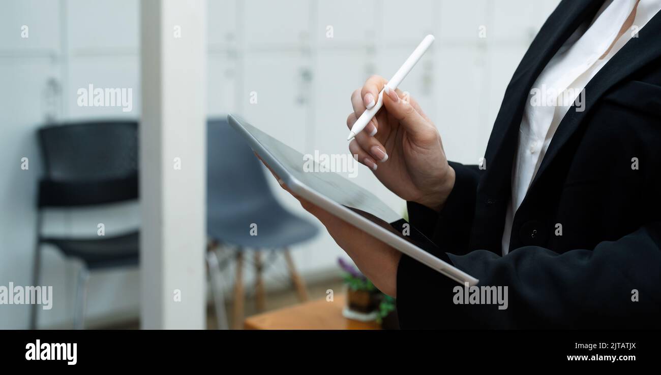 Geschäftsfrau mit Eingabestift auf digitalem Notizblock Tablet. Nahaufnahme. Stockfoto