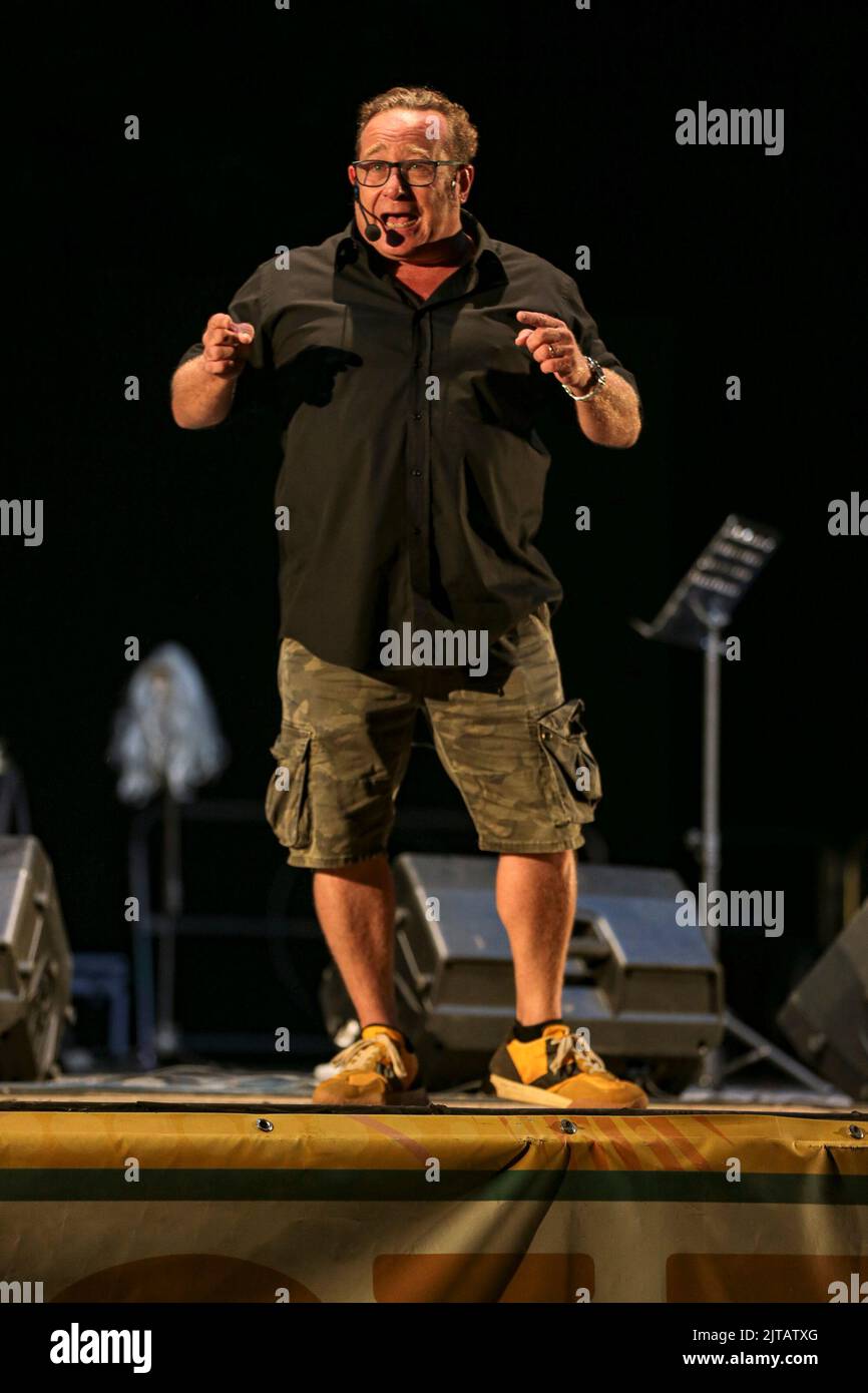 27. August 2022, Cerveteri, Roma Lazio, Italien: Emanuela Aureli im Rezital mit dem Lied ''Ich werde es diesmal wieder tun'' im Parco della Legnari in Cerveteri (Rom). Begleitet auf der Gitarre von Maestro Giandomenico Anellino. Eröffnung des Komikers Gianluca Giugliarelli. (Bild: © Daniela Franceschelli/Pacific Press via ZUMA Press Wire) Stockfoto