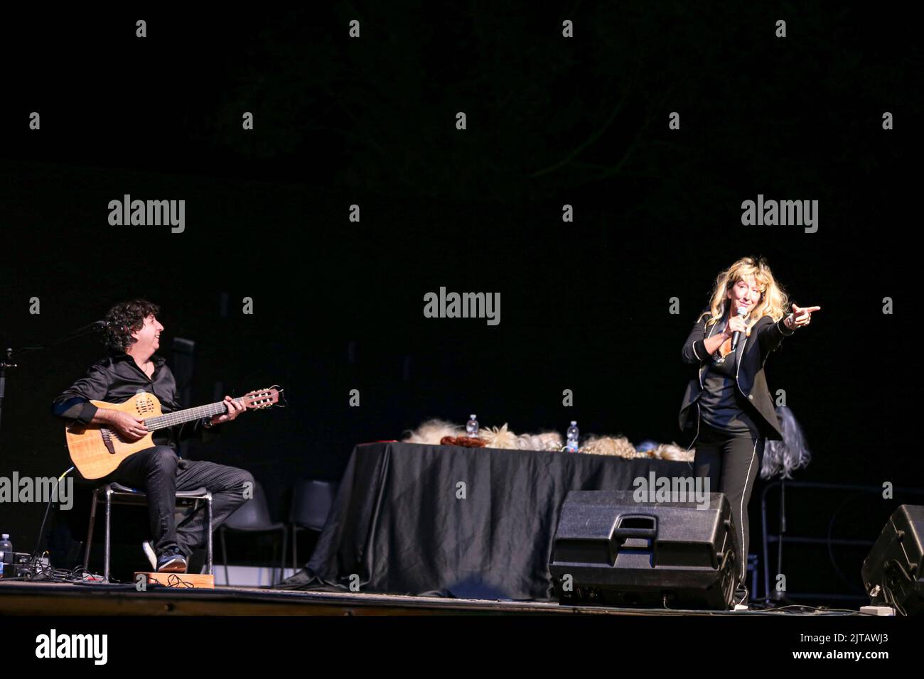 27. August 2022, Cerveteri, Roma Lazio, Italien: Emanuela Aureli im Rezital mit dem Lied ''Ich werde es diesmal wieder tun'' im Parco della Legnari in Cerveteri (Rom). Begleitet auf der Gitarre von Maestro Giandomenico Anellino. Eröffnung des Komikers Gianluca Giugliarelli. (Bild: © Daniela Franceschelli/Pacific Press via ZUMA Press Wire) Stockfoto