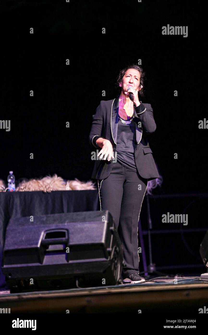 27. August 2022, Cerveteri, Roma Lazio, Italien: Emanuela Aureli im Rezital mit dem Lied ''Ich werde es diesmal wieder tun'' im Parco della Legnari in Cerveteri (Rom). Begleitet auf der Gitarre von Maestro Giandomenico Anellino. Eröffnung des Komikers Gianluca Giugliarelli. (Bild: © Daniela Franceschelli/Pacific Press via ZUMA Press Wire) Stockfoto