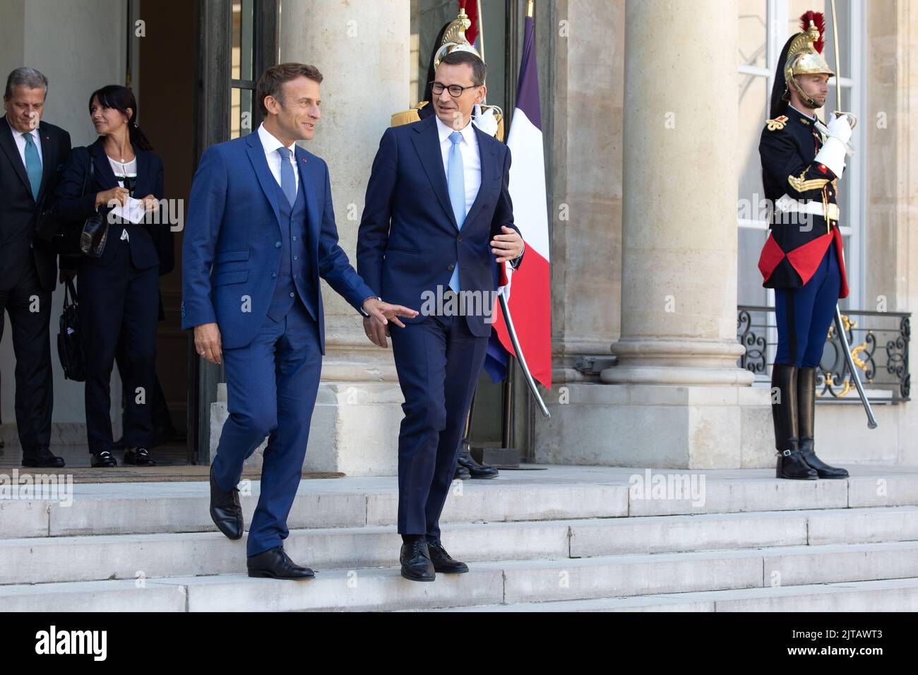 Paris, Frankreich, am 29. August 2022, Diskussion zwischen dem französischen Präsidenten Emmanuel Macron und dem polnischen Ministerratspräsidenten Mateusz Morawiecki, François Loock/Alamy Stockfoto