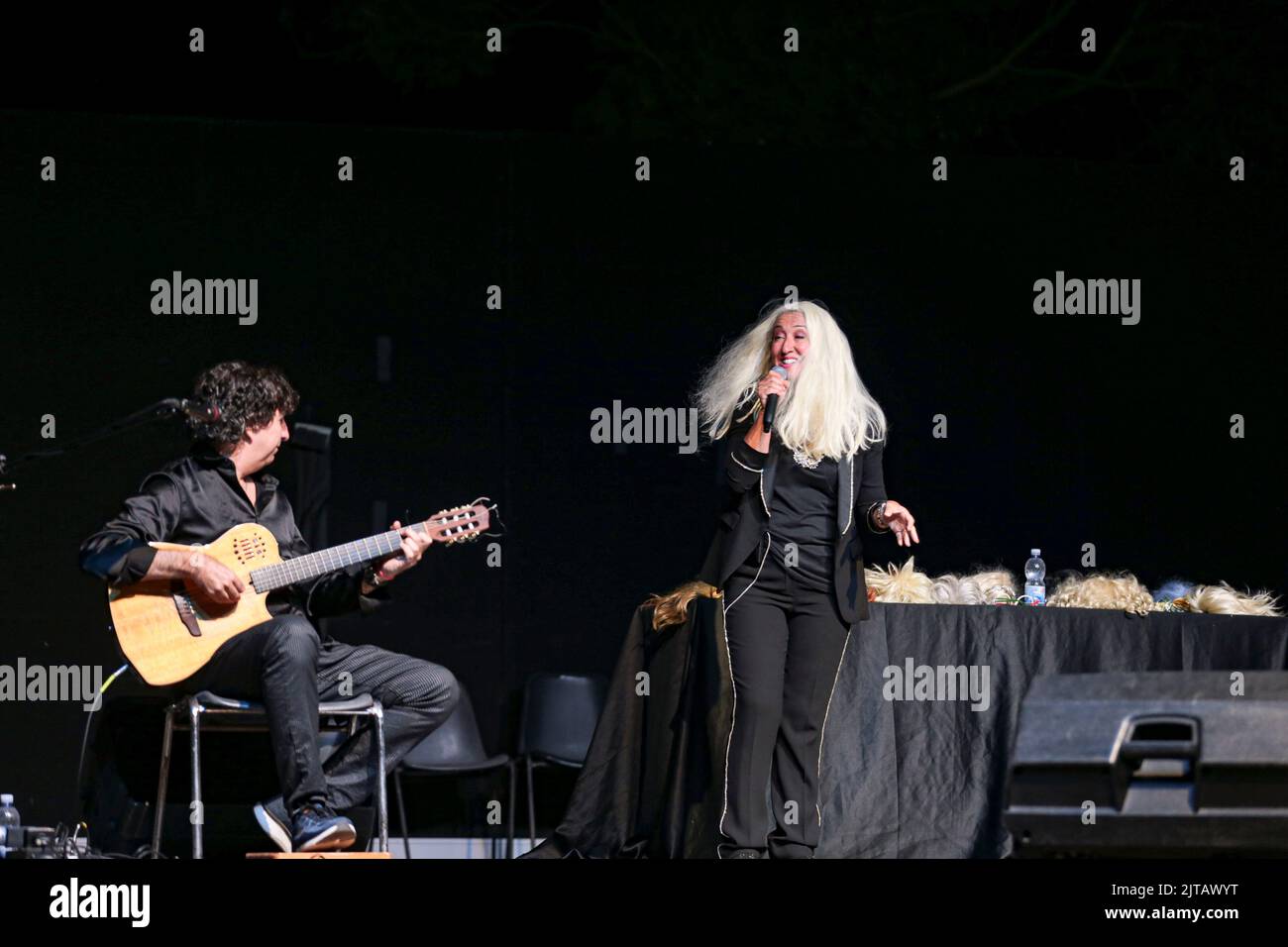 27. August 2022, Cerveteri, Roma Lazio, Italien: Emanuela Aureli im Rezital mit dem Lied ''Ich werde es diesmal wieder tun'' im Parco della Legnari in Cerveteri (Rom). Begleitet auf der Gitarre von Maestro Giandomenico Anellino. Eröffnung des Komikers Gianluca Giugliarelli. (Bild: © Daniela Franceschelli/Pacific Press via ZUMA Press Wire) Stockfoto