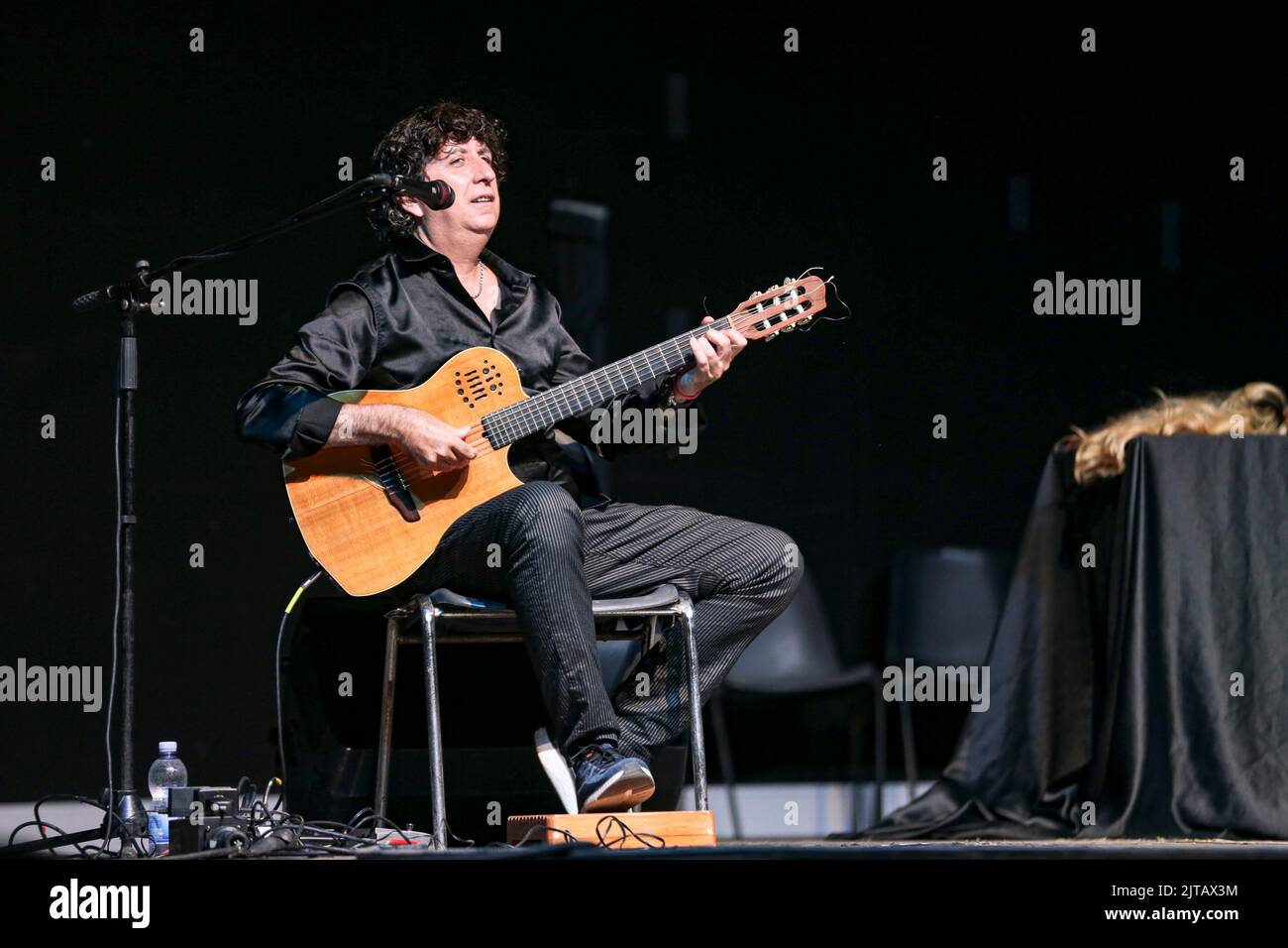 27. August 2022, Cerveteri, Roma Lazio, Italien: Emanuela Aureli im Rezital mit dem Lied ''Ich werde es diesmal wieder tun'' im Parco della Legnari in Cerveteri (Rom). Begleitet auf der Gitarre von Maestro Giandomenico Anellino. Eröffnung des Komikers Gianluca Giugliarelli. (Bild: © Daniela Franceschelli/Pacific Press via ZUMA Press Wire) Stockfoto