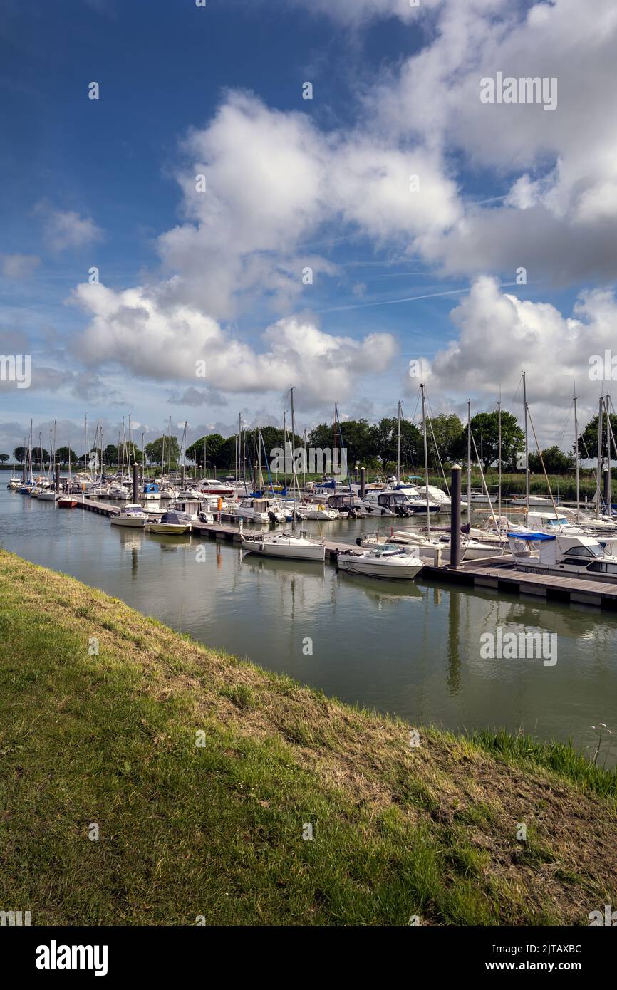 SAINT-VALERY-SUR-SOMME, FRANKREICH - 26.. MAI 2022: Boote auf der Marina an der Somme, Hauts-de-France, Frankreich Stockfoto