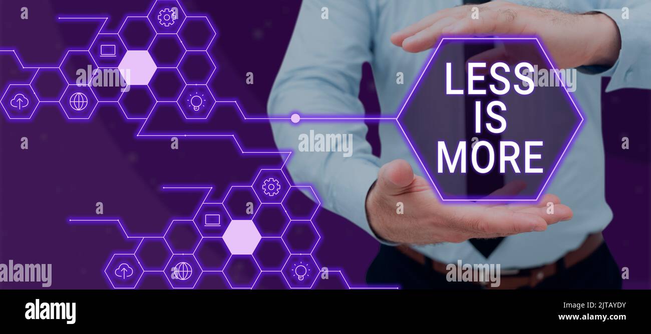 Handschrift Text weniger ist mehr. Geschäftsidee minimalistischer Umgang mit künstlerischer Materie ist effektiver wichtige Botschaften auf Notebook und Lap Top On Stockfoto