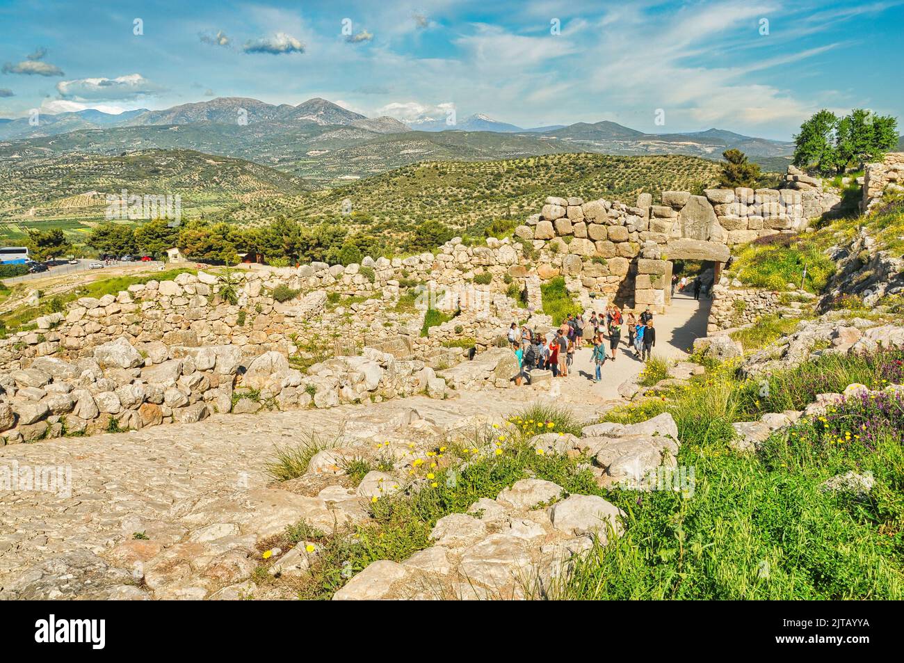 Die archäologische Stätte von Mycenae mit Touristen in Argolis, nordöstlich des Peloponnes, Griechenland Stockfoto