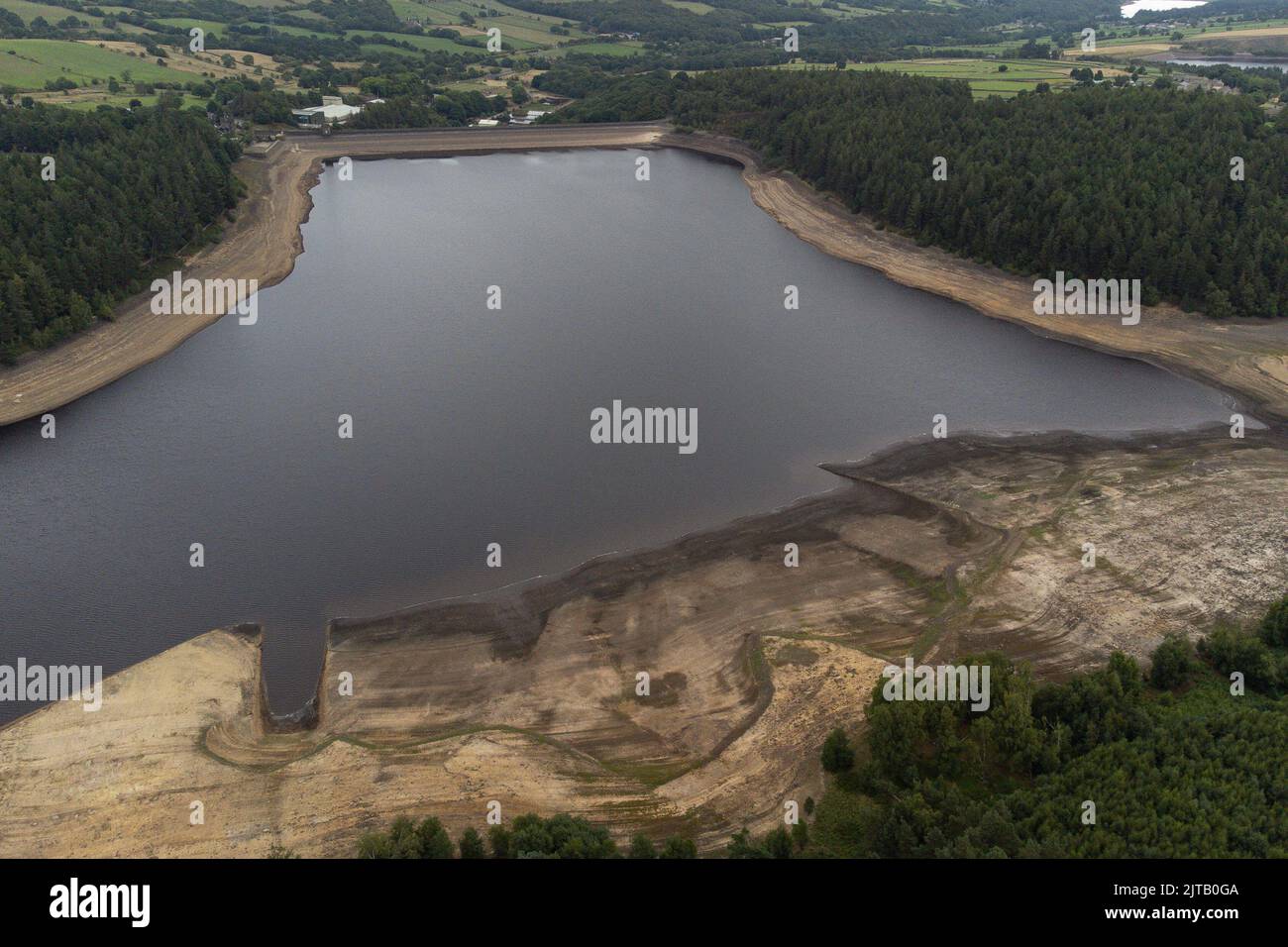 Der Wasserstand des Langsett Reservoirs ist niedrig, während der warme Zauber anhält Stockfoto