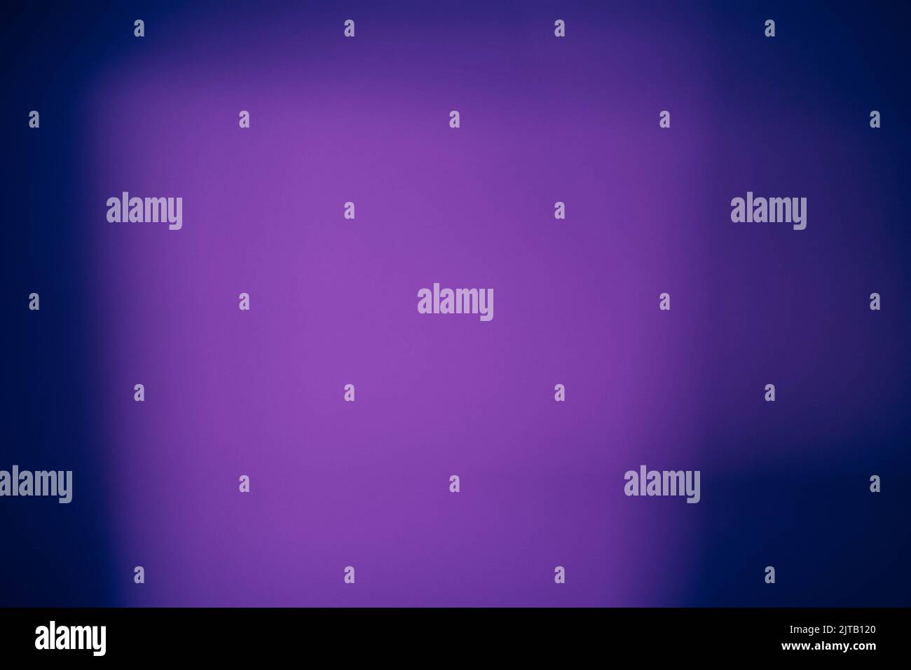 Blur violett glühen marineblauen Hintergrund Nebellicht Stockfoto