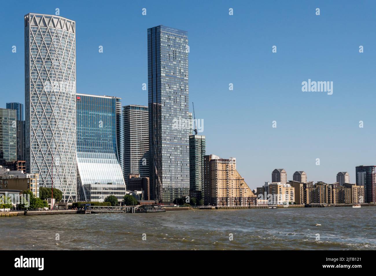 The Newfoundland, 1 Bank Street, Landmark Pinnacle and Cascades Buildings (L-R) mit Blick auf den Lower Pool der Themse bei Canary Wharf. Stockfoto