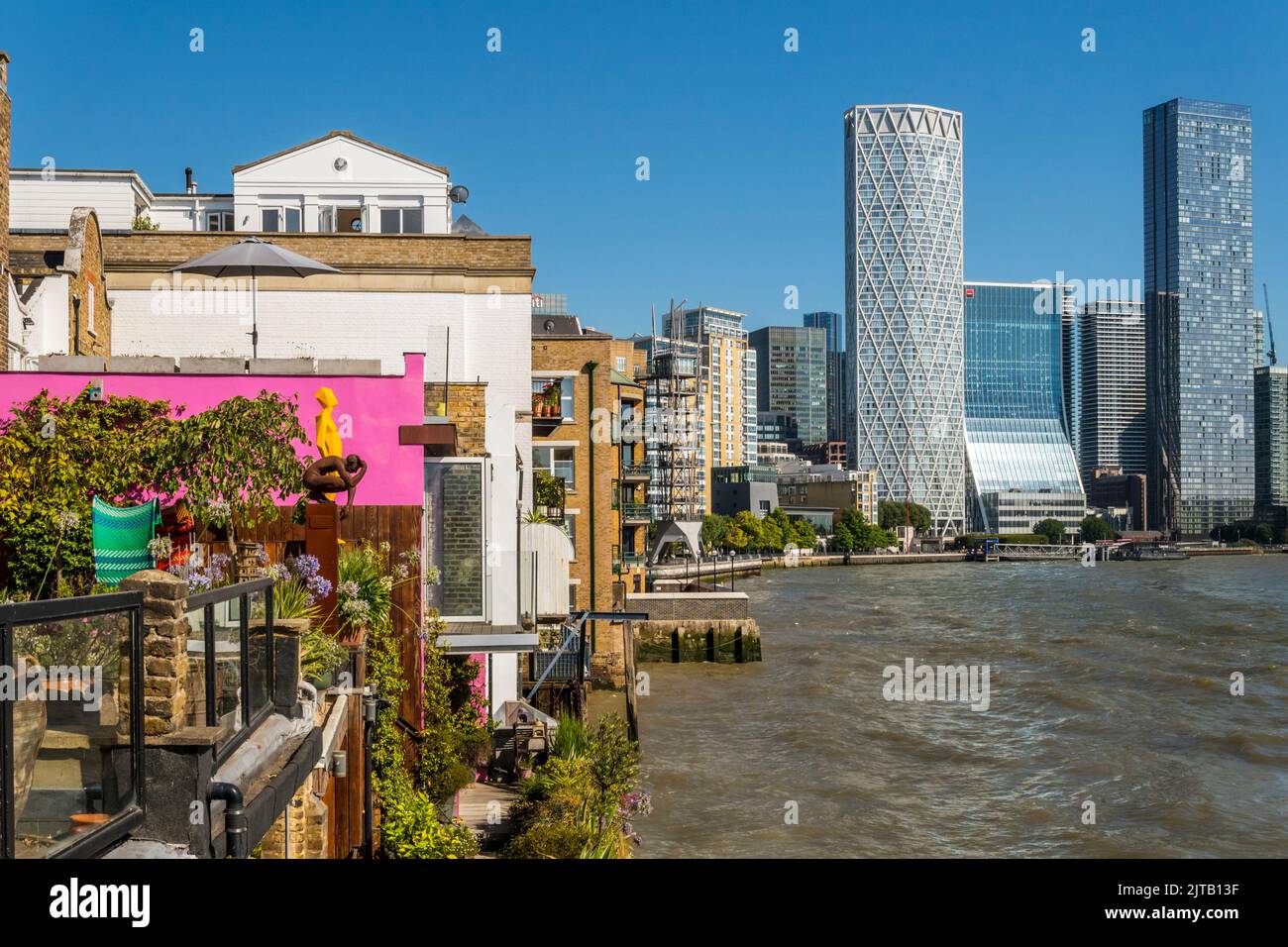 The Newfoundland, 1 Bank Street, & Landmark Pinnacle Buildings (L-R) mit Blick auf die Themse am Canary Wharf. Von den Hausgärten entlang der Narrow Street aus gesehen. Stockfoto