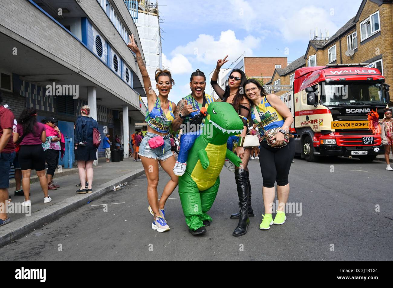 London, UK, 29/08/2022, London School of Samba,Steelband,Metronomes Steel Orchestra,Pan Nation,#NHCL,Mas Bands,Masqueraders,Sound Systems,Samba , Hip-Hop,Notting Hill, Ladbroke Grove, Westbourne Grove, Westbourne Park , Kensal Road,Tanzen, Musik , Maskerade,karibische Küche,Golborne Road,See Li,Bildhauptstadt,Ebony Mas,tiktok,Fastgas,#nottinghillcarneval,Rudolph Walker Stockfoto