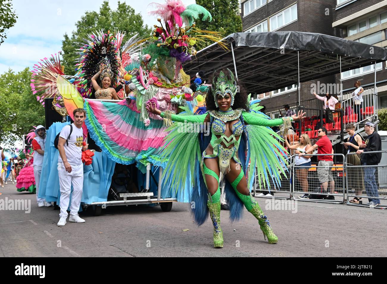 London, Großbritannien, 29/08/2022, London, Großbritannien. 29. August, London School of Samba die erste Parade beim Notting Hill Carnival 2022 wunderschöne Karnevalsleute, tolles Essen und eine sehr friedliche Gemeinschaft für alle zum Genießen. Stockfoto