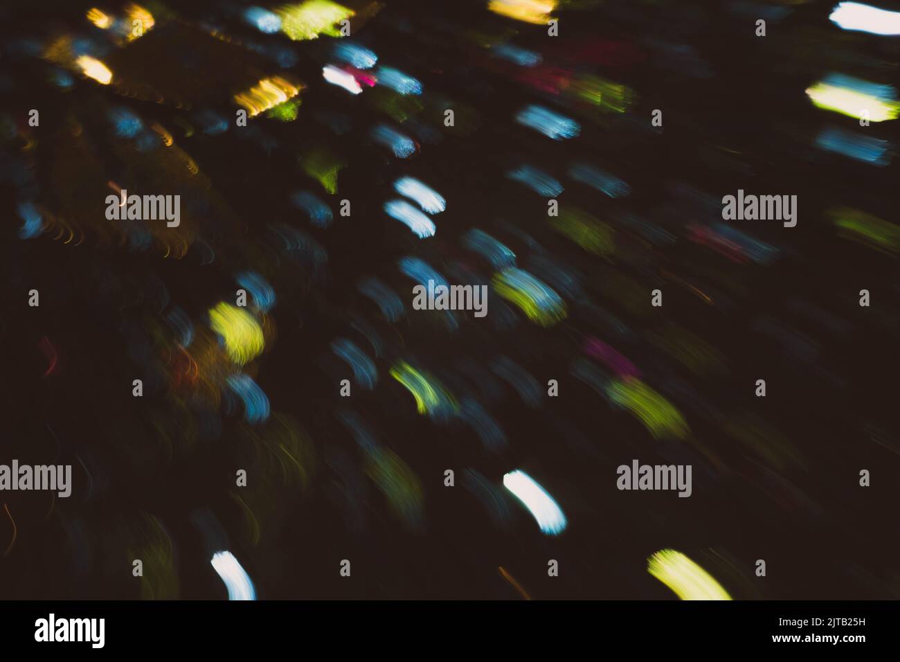 Nachtlichter der Stadt blau gelb beleuchtete Spots Stockfoto