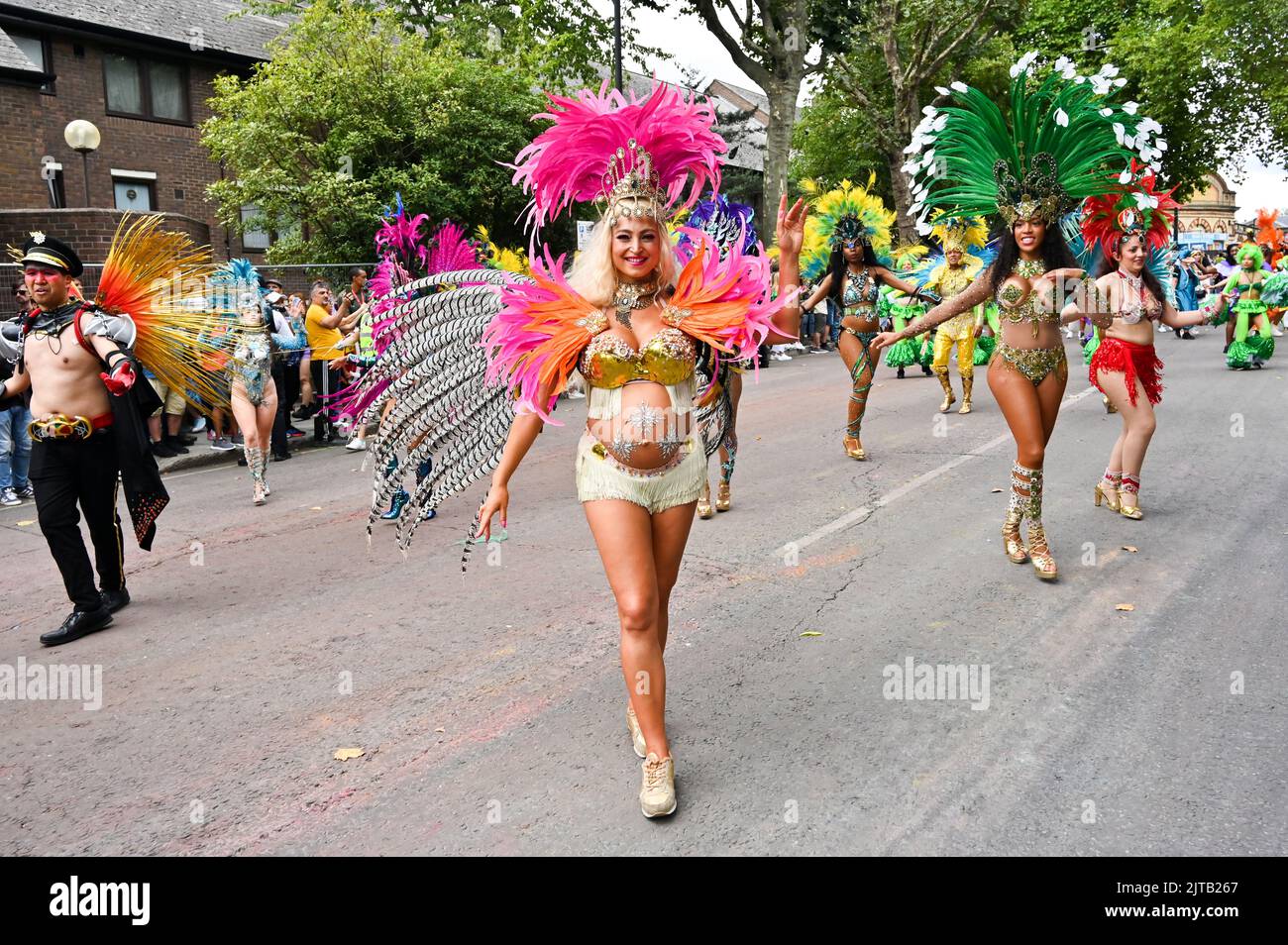 London, Großbritannien, 29/08/2022, London, Großbritannien. 29. August, London School of Samba die erste Parade beim Notting Hill Carnival 2022 wunderschöne Karnevalsleute, tolles Essen und eine sehr friedliche Gemeinschaft für alle zum Genießen. Stockfoto