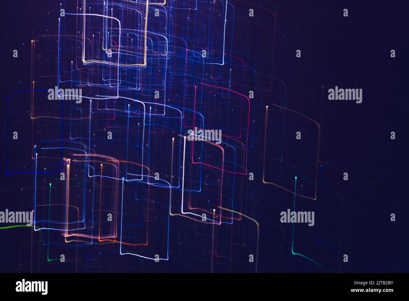 Mehrfarbige beleuchtete Linien marineblauer Hintergrund Stockfoto